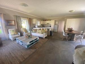 uma sala de estar com um sofá e uma mesa em Out Of Nature Country Lodge em Windhoek