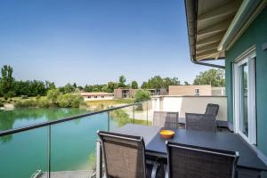 Balkón nebo terasa v ubytování Feriendorf am Sonnensee