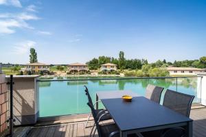 Bazén v ubytování Feriendorf am Sonnensee nebo v jeho okolí
