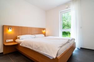 Postel nebo postele na pokoji v ubytování Feriendorf am Sonnensee
