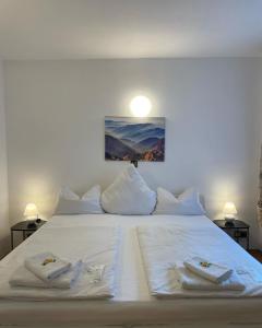ein großes weißes Bett mit zwei Handtüchern darauf in der Unterkunft Hotel Starlight in Frankfurt am Main