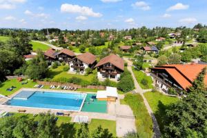 內森爾旺的住宿－Feriendorf Reichenbach - Biberweg 12，享有带游泳池的房屋的空中景致