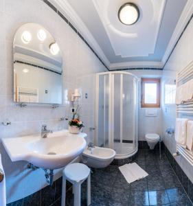 W łazience znajduje się umywalka, prysznic i toaleta. w obiekcie Ciasa Mascotte w mieście San Vigilio di Marebbe