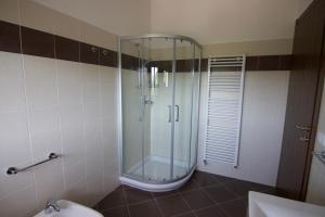 ein Bad mit einer Glasdusche und einem WC in der Unterkunft [Villam] Relais and More 