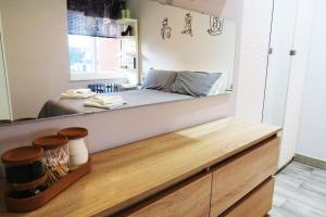 um quarto com uma cama e um balcão de madeira em Madison - Cozy one-bedroom flat em Eltham