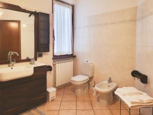 a bathroom with a toilet and a sink and a mirror at Nido dei Gelsi vicino al lago free parking in Intra +26 photos
