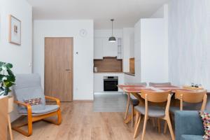 eine Küche und ein Esszimmer mit einem Tisch und Stühlen in der Unterkunft WestSide Apartments by UrbanRent in Budapest