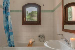 a bathroom with a tub and a sink and two windows at Charming Small Villa - Bella villetta noi2082 in Cuile Pazzoni +24 photos