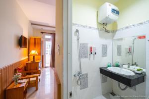 Ένα μπάνιο στο BÁCH AN LẠC HOTEL