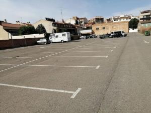 un parking vide avec des voitures qui y sont garées dans l'établissement Pis a Bellpuig, à Bellpuig