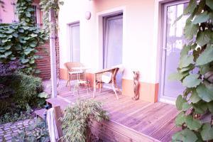 een patio met een tafel en stoelen op een veranda bij Cosy Apartment at Prenzlauer Berg with Terrace and HeadphoneCinema in Berlijn