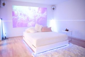 een witte bank in een kamer met een schilderij aan de muur bij Cosy Apartment at Prenzlauer Berg with Terrace and HeadphoneCinema in Berlijn
