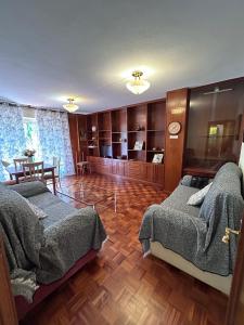 sala de estar con 2 camas y comedor en Apartamento Isabel, en Cuenca