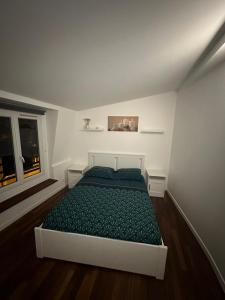 - une chambre avec un lit doté d'une couette verte et d'une fenêtre dans l'établissement F3 cosy - coeur nanterre- commerces et transports, à Nanterre