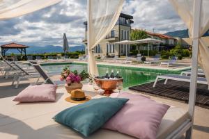 Bazén v ubytování Chateau Copsa Complex nebo v jeho okolí