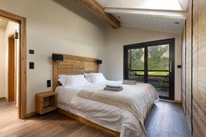 盧夏布勒的住宿－Chalet Aigle，一间卧室设有一张大床和一个窗户。