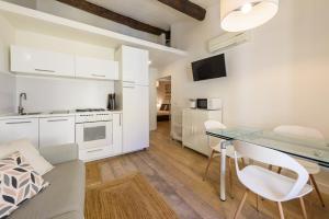 Majoituspaikan Novella Contemporary Apartment keittiö tai keittotila