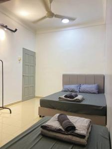 Ліжко або ліжка в номері Homestay 2 @Taman Teluk Intan