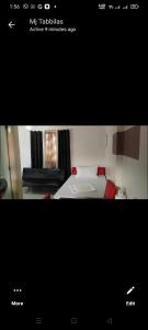 ein Bildschirmfoto eines Schlafzimmers mit einem Bett in der Unterkunft V.F. Riton Apartelle in Laoag