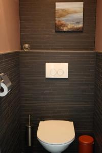 La salle de bains est pourvue de toilettes blanches et d'un mur noir. dans l'établissement B&B nr.15, à Vries