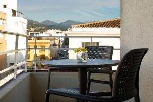 una mesa y sillas en un balcón con vistas en NH San Pedro, en Marbella