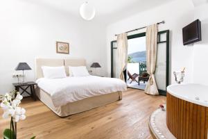 Cama ou camas em um quarto em Tharroe of Mykonos Boutique Hotel