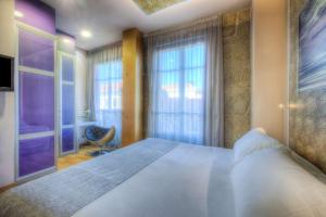 a bedroom with a large bed and a window at NH Ourense in Ourense
