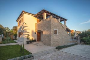 uma grande casa de tijolos com um caminho em CASA MARE ISTRIA, villa with private pool, near the beach, with the sea view! em Peroj
