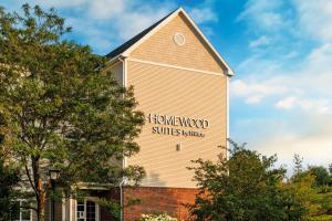 un edificio con las palabras Homewood Suites Wilmington en Homewood Suites by Hilton Portsmouth, en Portsmouth