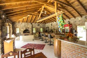 uma grande sala de estar com uma parede de pedra em Doga Apartments em Kayakoy