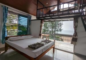 戈卡尔纳Surya cafe and stay sea view的带阁楼床和阳台的卧室
