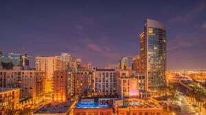 un skyline di notte con un edificio alto di Hilton San Diego Gaslamp Quarter a San Diego