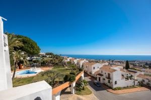 una vista aerea di una villa con vista sull'oceano di Apartamentos & SPA Torres de San Juan a Nerja