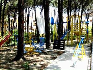 un parco con parco giochi con alberi e scivoli di Hotel Pishat e Buta a Golem