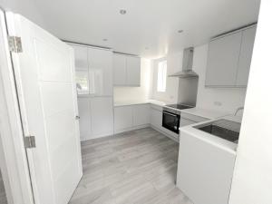 Kitchen o kitchenette sa Beautifully refurbished 5-bed - Great Transport - Free Parking (sleeps 12)