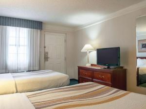 La Quinta Inn by Wyndham New Orleans Veterans / Metairie في ميتايري: غرفة فندقية بسريرين وتلفزيون بشاشة مسطحة