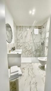 biała łazienka z umywalką i toaletą w obiekcie Locanda Cà Del Console w Wenecji