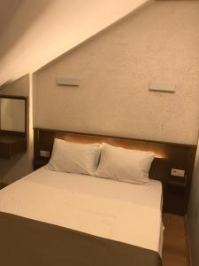 イスタンブールにあるMis Suite Apart TAKSİMのベッド(白いシーツ、枕付)