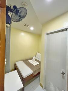 Postel nebo postele na pokoji v ubytování Cozy Coron Inn