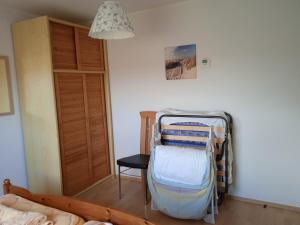 a bedroom with a bunk bed and a table and a chair at Ferienreihenhaus Am Knüll, Dahme in Dahme
