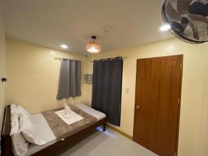 Postel nebo postele na pokoji v ubytování Cozy Coron Inn