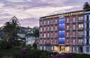 una rappresentazione di un edificio con luci blu di The Britannique Hotel Naples, Curio Collection By Hilton a Napoli