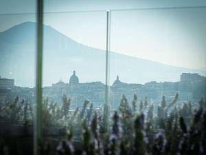 un gruppo di persone che si trovano davanti a una finestra di The Britannique Hotel Naples, Curio Collection By Hilton a Napoli