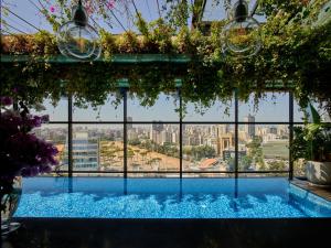 فندق ذا سمولفيل في بيروت: اطلالة المسبح من المبنى