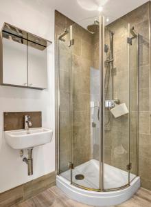 łazienka z prysznicem i umywalką w obiekcie Modern Penthouse in Wembley w Londynie