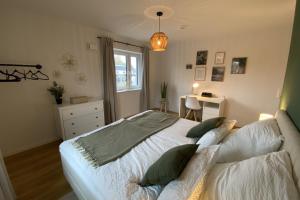 a bedroom with a large bed and a window at Zentrale und komfortable "Küsten-Residenz" in Neustadt in Holstein