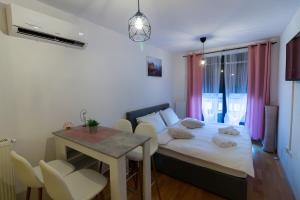 una piccola camera con letto e tavolo di Gajeva Rooms - Malmö apartment SELF CHECK-IN a Virovitica