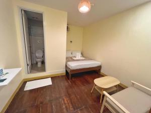 Postel nebo postele na pokoji v ubytování Cozy Coron Inn