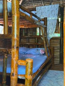 a room with two bunk beds in a log cabin at Hillcreek's Riverside Hideaway in Murcia