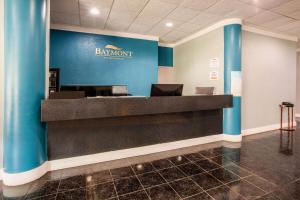 een lobby met een blauwe muur met een barmont bord erop bij Baymont by Wyndham Northwood in Northwood